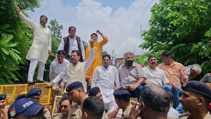 ‘शुद्धिकरण’ के विरोध में प्रदर्शन कर रहे कांग्रेसी गिरफ्तार