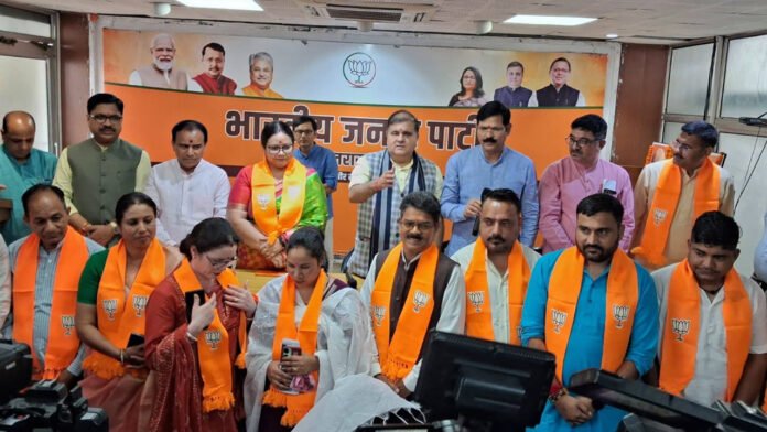 श्रीनगर की निर्दलीय मेयर के साथ 10 पार्षद भाजपा में शामिल