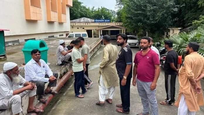 दोस्त के दफ्तर में युवक की मौत, परिवार ने लगाया हत्या का आरोप दोस्त के दफ्तर में युवक की मौत, परिवार ने लगाया हत्या का आरोप
