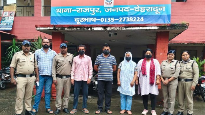 अपनी बेटी का सौदा करने वाली मां सहित चार गिरफ्तार अपनी बेटी का सौदा करने वाली मां सहित चार गिरफ्तार