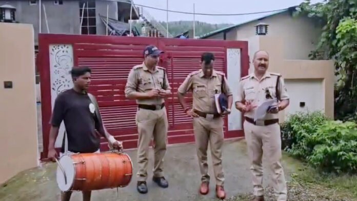 पुलिस ने भूमि धोखाधड़ी के मामले में कांग्रेस नेता और उसके बेटे समेत तीन आरोपियों के खिलाफ ढोल-नगाड़ों के साथ मुनादी कराई