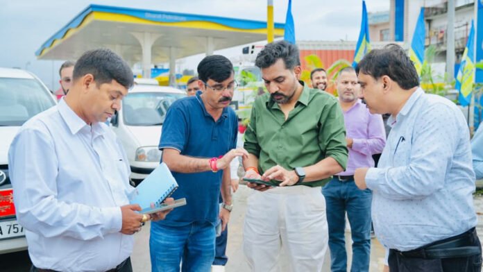 डीएम ने धरातल पर उतरकर जांची सड़कों की स्थिति