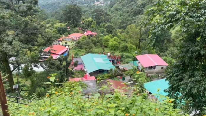 ज्योलीकोट महामारी से अबतक 3 मौत, 250 लोग बीमार ज्योलीकोट महामारी से अबतक 3 मौत, 250 लोग बीमार