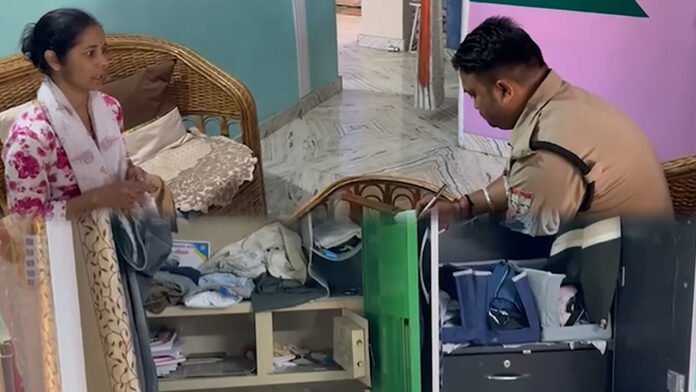 परिवार को बंधक बनाकर आभूषण और नकदी लूटी