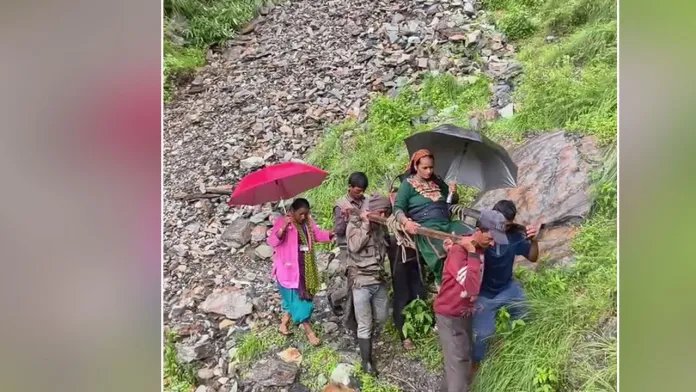 …..एक मां की जिंदगी छह किलोमीटर तक कंधों पर?