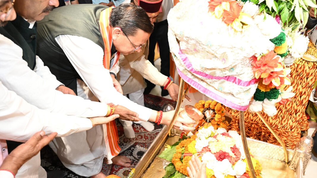 सीएम धामी ने की बाबा विश्वनाथ से प्रधानमंत्री के स्वस्थ एवं दीर्घायु जीवन की कामना